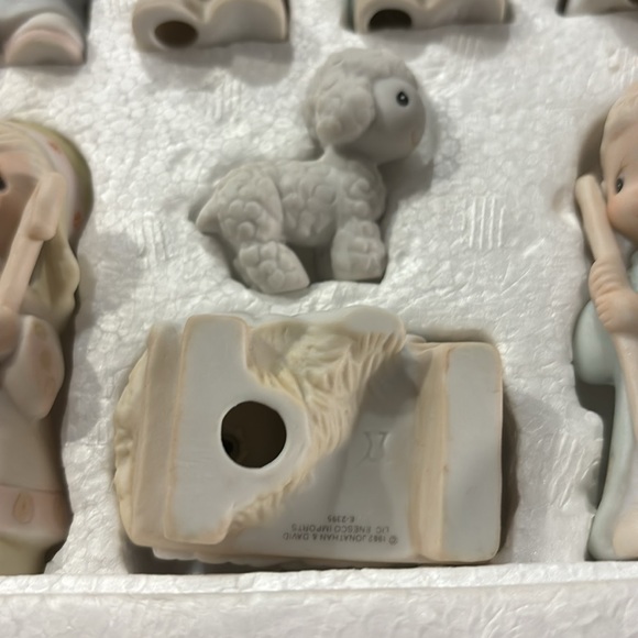🌟IOB Precious Moments 11 piece Miniature Nativity Set E-2395 like new 🌟 - Picture 8 of 11